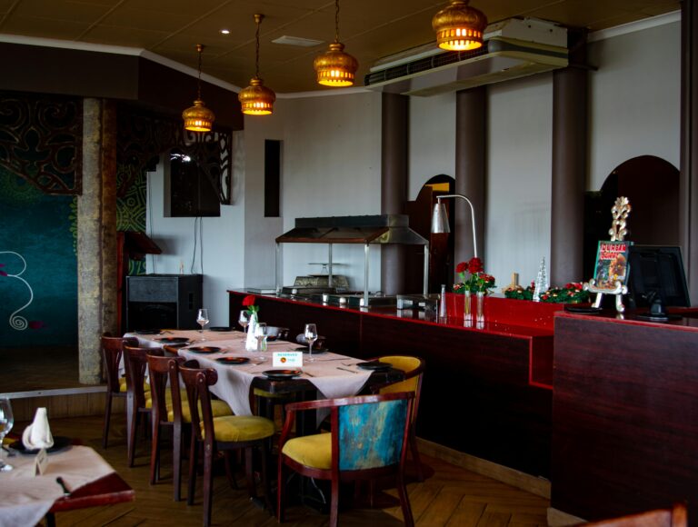Cozy dining room with stylish decor and ambient lighting in a modern restaurant setting.